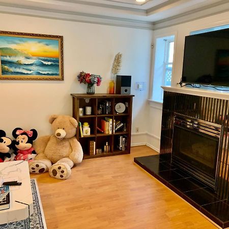 One Bedroom Queen Bed Sharing Washroom In Tiger Sweet House License## Ричмонд Екстер'єр фото
